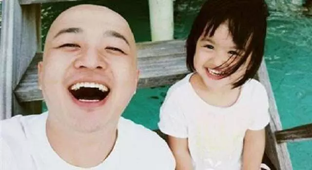 包貝爾3歲女兒太可愛了,遺傳爸爸搞笑基因,好像行走的表情包!