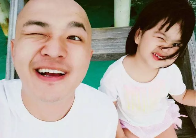 包貝爾3歲女兒太可愛了,遺傳爸爸搞笑基因,好像行走的表情包!