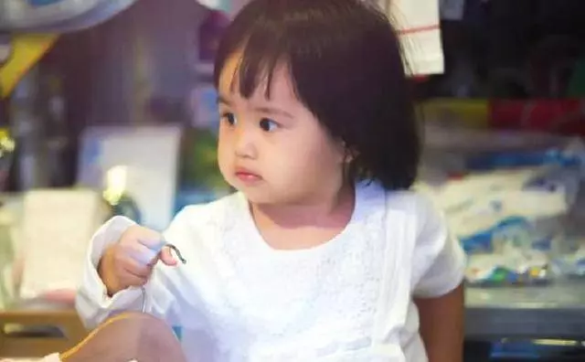 包貝爾3歲女兒太可愛了,遺傳爸爸搞笑基因,好像行走的表情包!