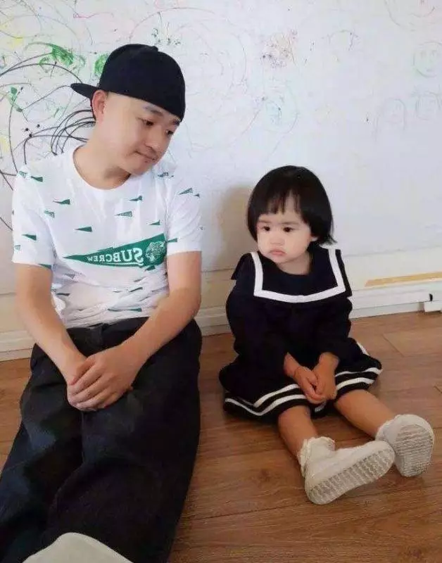 包貝爾3歲女兒太可愛了,遺傳爸爸搞笑基因,好像行走的表情包!