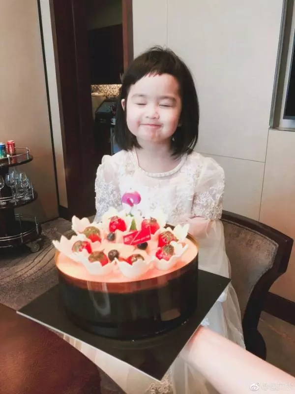 包貝爾3歲女兒太可愛了,遺傳爸爸搞笑基因,好像行走的表情包!