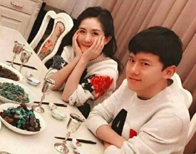 謝娜為女兒做魚湯麵,在兩個小碗中發現亮點,網友:到底誰是吃貨