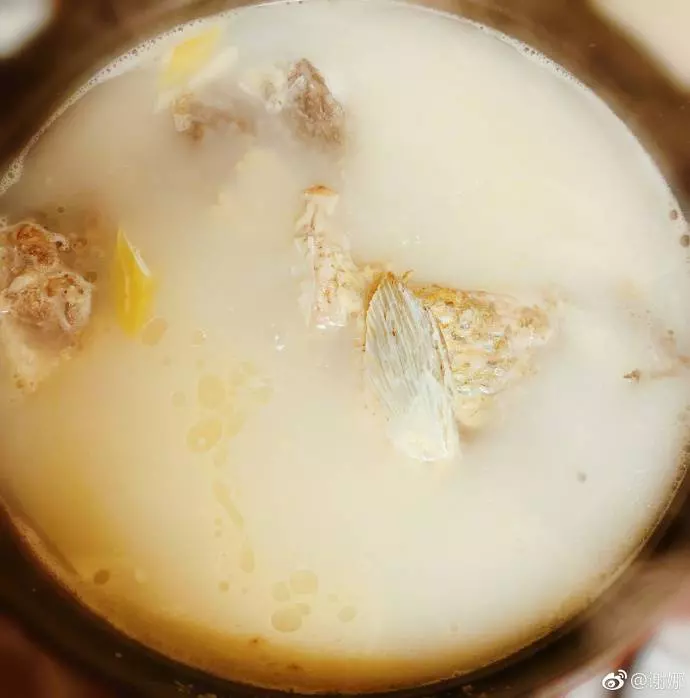 謝娜為女兒做魚湯麵,在兩個小碗中發現亮點,網友:到底誰是吃貨