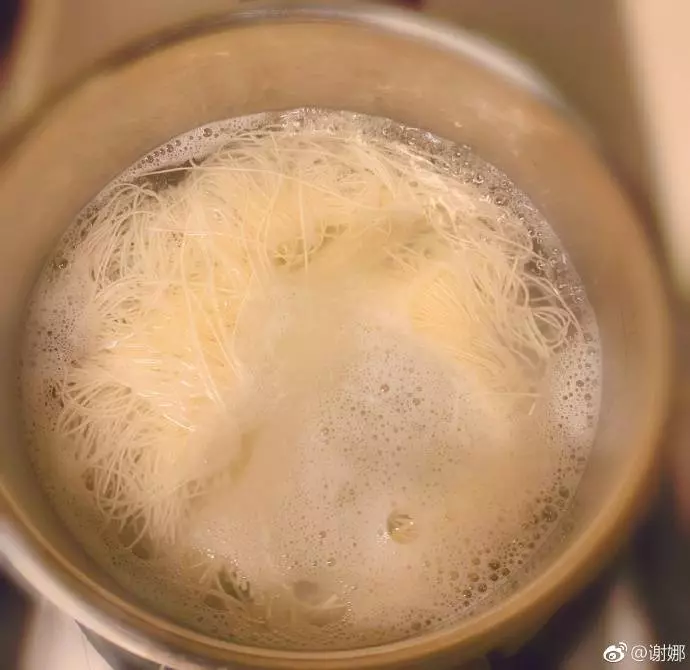 謝娜為女兒做魚湯麵,在兩個小碗中發現亮點,網友:到底誰是吃貨