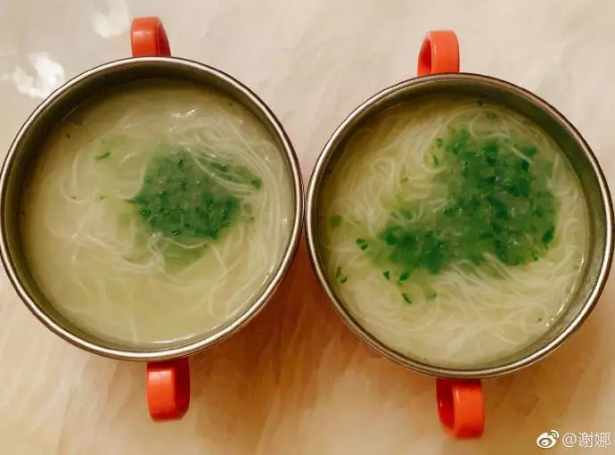 謝娜為女兒做魚湯麵,在兩個小碗中發現亮點,網友:到底誰是吃貨