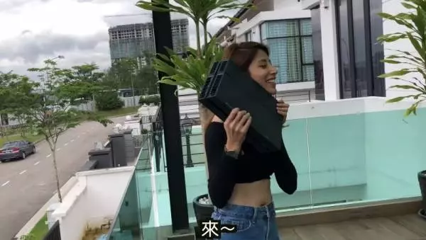 不要讓女友不開心!上一秒開心打電動,下一秒直接跪地痛哭!男友吶喊:我再也不敢了QQ