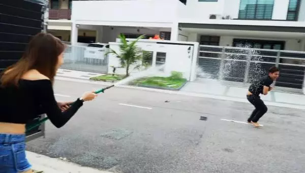 不要讓女友不開心!上一秒開心打電動,下一秒直接跪地痛哭!男友吶喊:我再也不敢了QQ