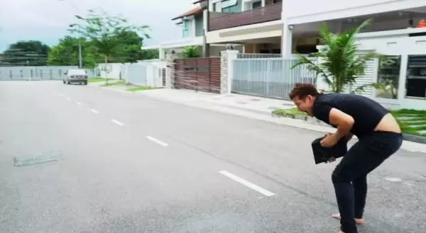不要讓女友不開心!上一秒開心打電動,下一秒直接跪地痛哭!男友吶喊:我再也不敢了QQ