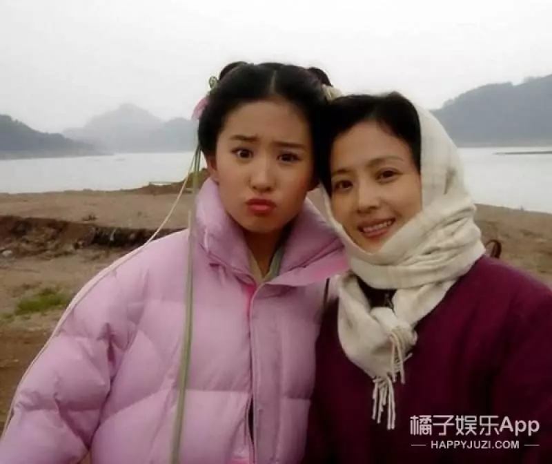 震驚劉亦菲說自己全家最醜我不信看完她家人的照片後,我信了…