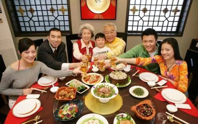 生日姐姐送條項鍊,周末回婆家吃飯,看到小姑子的脖子愣住了