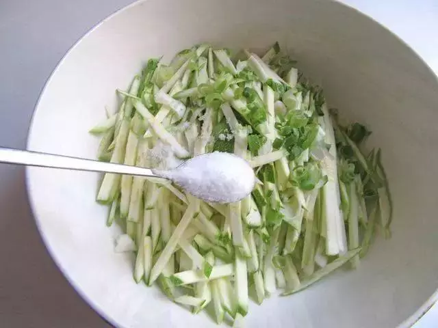 西葫蘆牛奶蛋餅,10分鐘就能搞定!