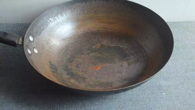 鐵鍋老生鏽,用它泡3分鐘,再也不生鏽不粘鍋,比千元鐵鍋還好用