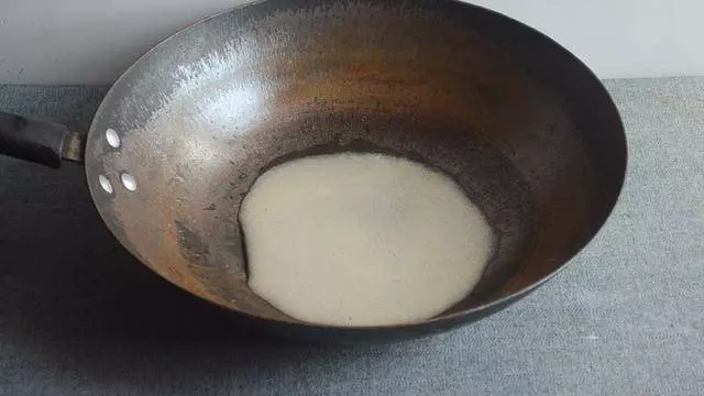 鐵鍋老生鏽,用它泡3分鐘,再也不生鏽不粘鍋,比千元鐵鍋還好用