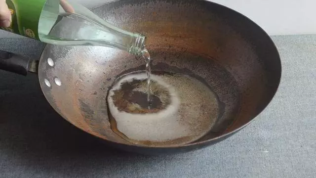 鐵鍋老生鏽,用它泡3分鐘,再也不生鏽不粘鍋,比千元鐵鍋還好用
