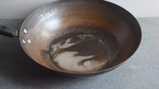 鐵鍋老生鏽,用它泡3分鐘,再也不生鏽不粘鍋,比千元鐵鍋還好用