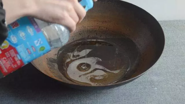 鐵鍋老生鏽,用它泡3分鐘,再也不生鏽不粘鍋,比千元鐵鍋還好用