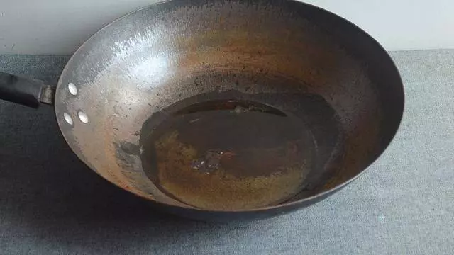 鐵鍋老生鏽,用它泡3分鐘,再也不生鏽不粘鍋,比千元鐵鍋還好用