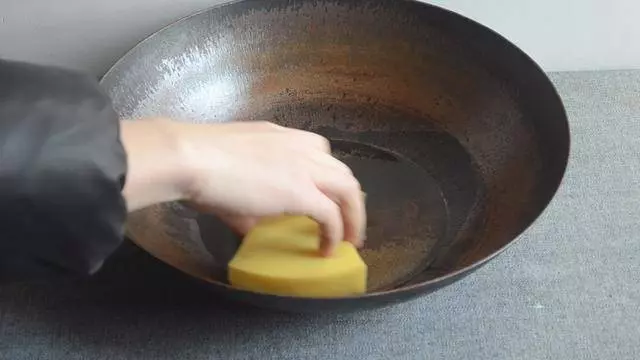 鐵鍋老生鏽,用它泡3分鐘,再也不生鏽不粘鍋,比千元鐵鍋還好用