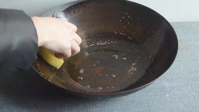 鐵鍋老生鏽,用它泡3分鐘,再也不生鏽不粘鍋,比千元鐵鍋還好用