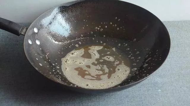 鐵鍋老生鏽,用它泡3分鐘,再也不生鏽不粘鍋,比千元鐵鍋還好用
