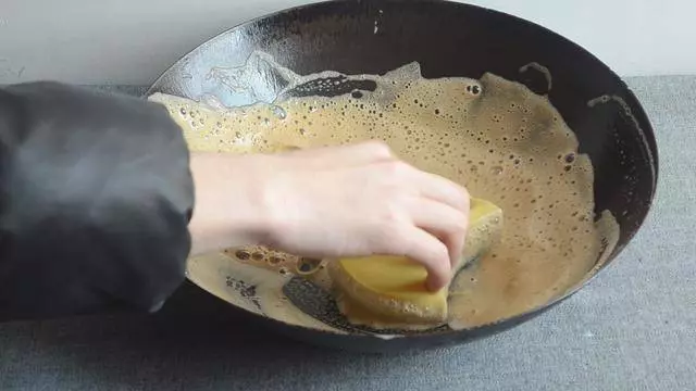 鐵鍋老生鏽,用它泡3分鐘,再也不生鏽不粘鍋,比千元鐵鍋還好用