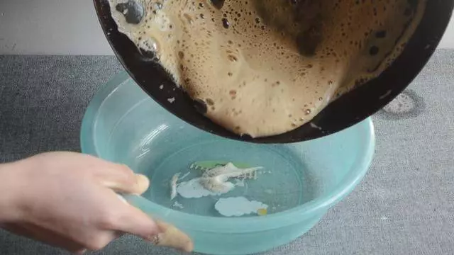 鐵鍋老生鏽,用它泡3分鐘,再也不生鏽不粘鍋,比千元鐵鍋還好用