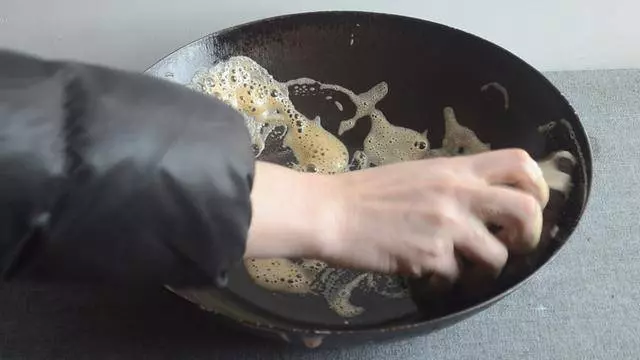 鐵鍋老生鏽,用它泡3分鐘,再也不生鏽不粘鍋,比千元鐵鍋還好用