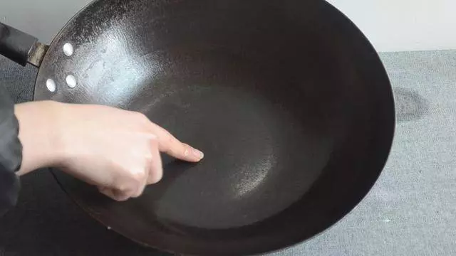 鐵鍋老生鏽,用它泡3分鐘,再也不生鏽不粘鍋,比千元鐵鍋還好用
