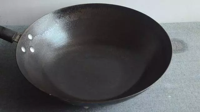 鐵鍋老生鏽,用它泡3分鐘,再也不生鏽不粘鍋,比千元鐵鍋還好用