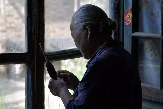 養父去世,養母把百萬家產留給我,她提一要求,第二天我就離婚了