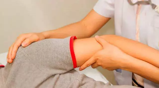 肩膀僵硬酸痛、抬不高?照這5張圖動一動,比吃藥管用!!