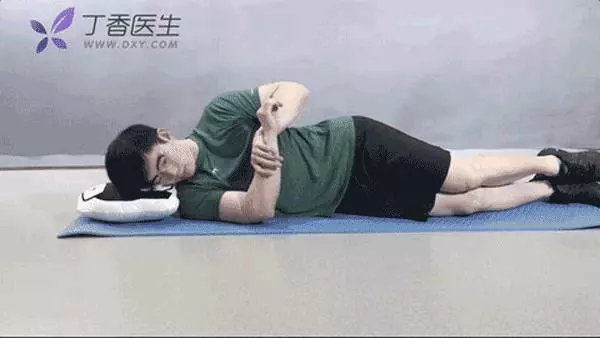 肩膀僵硬酸痛、抬不高?照這5張圖動一動,比吃藥管用!!