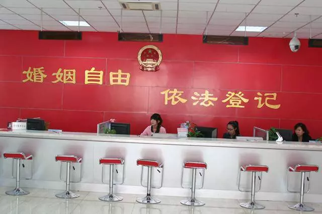 39歲女博士養成一個怪習慣,相親多次不成,無奈嫁給57歲的老頭