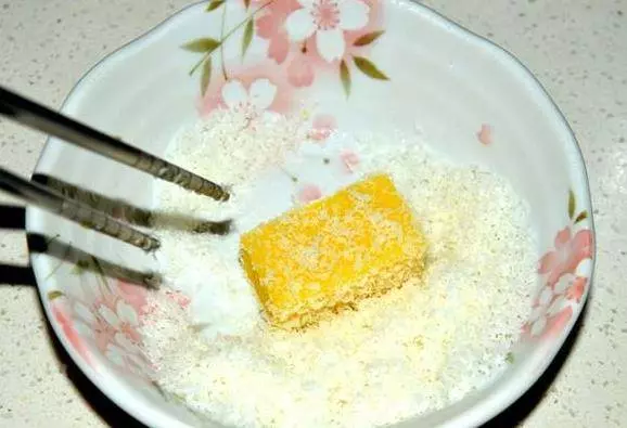 媳婦做懶人涼糕,一塊南瓜,一把白糖,一攪一蒸,Q彈勁道,好吃還好看!