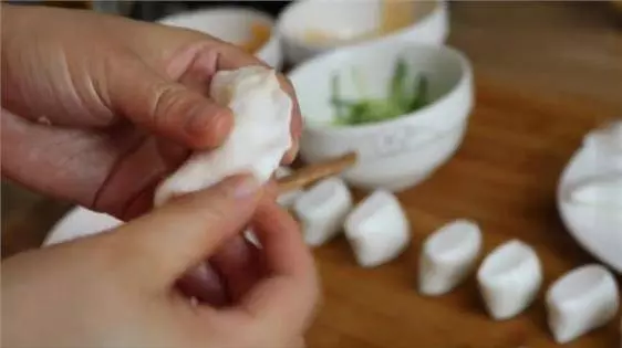 不用麵粉,只需5步,就可以做出五顏六色的水晶餃子,一出鍋全家都搶著吃
