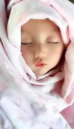 泰國「芭比女童」遭質疑作假,母親霸氣曬照讓網友閉嘴