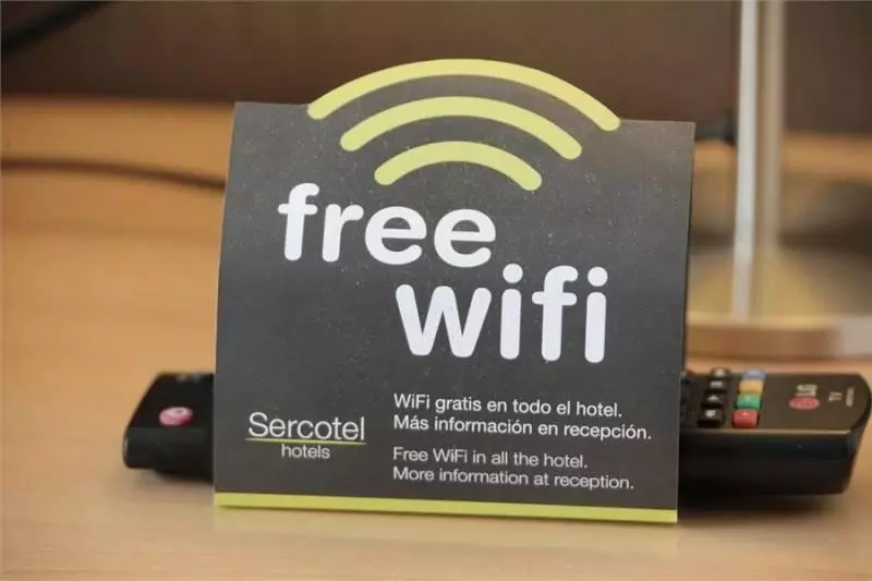 出門在外住酒店,以為有免費的Wi-Fi,但是連上你就會後悔!