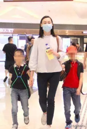 梁洛施素顏帶倆兒子看電影,溫馨又心酸,網友:天價分手費有何用