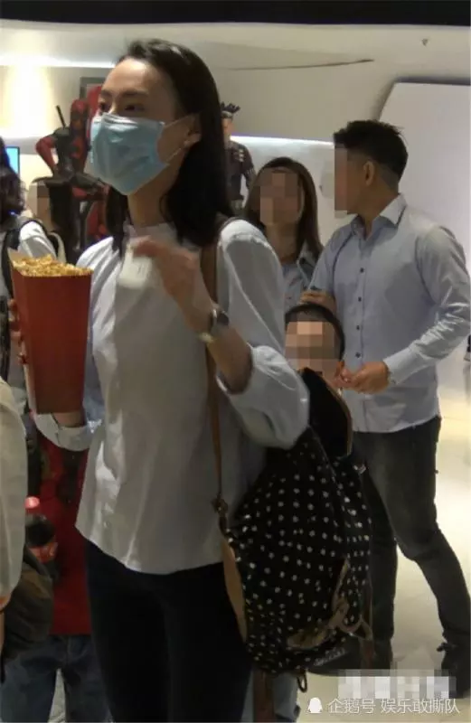 梁洛施素顏帶倆兒子看電影,溫馨又心酸,網友:天價分手費有何用