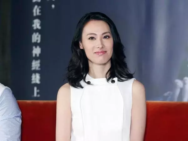 梁洛施素顏帶倆兒子看電影,溫馨又心酸,網友:天價分手費有何用