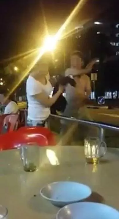 女子胸撞男子斥新加坡男沒禮貌! 中國女郎被掌摑 倒地裝痛還自拍 !