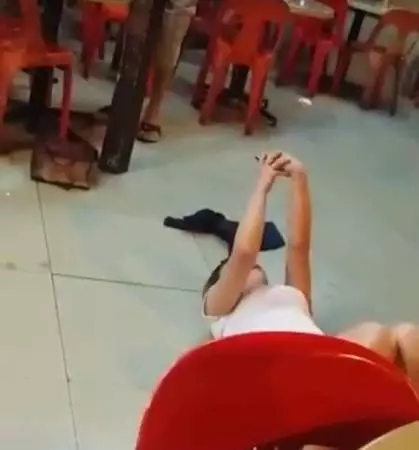 女子胸撞男子斥新加坡男沒禮貌! 中國女郎被掌摑 倒地裝痛還自拍 !