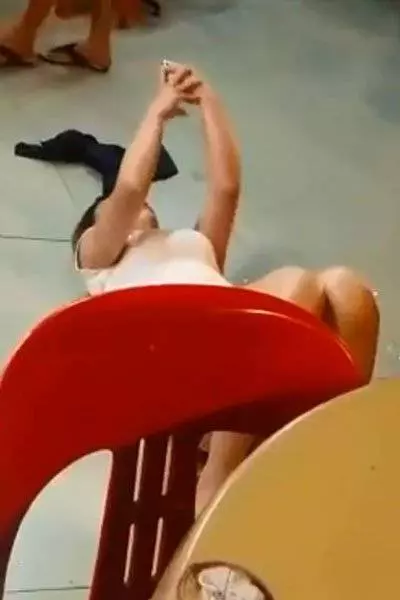 女子胸撞男子斥新加坡男沒禮貌! 中國女郎被掌摑 倒地裝痛還自拍 !