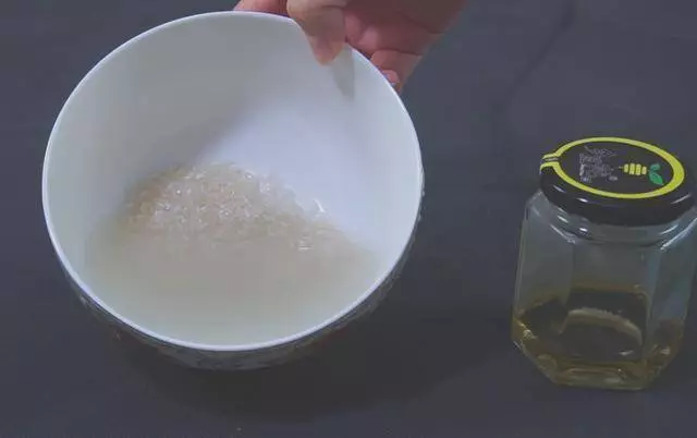 臉上長脂肪粒怎麼辦?千萬不要用手擠!教你3個小妙招,就能快速去除!