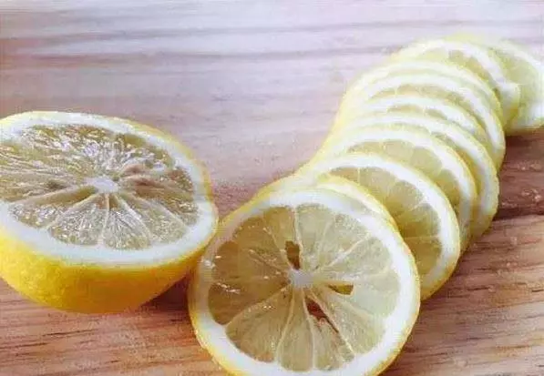 她把【 檸檬加上鹽 】放在廚房地板,沒想到隔天醒來奇跡發生了!太神奇了,不看可惜了!