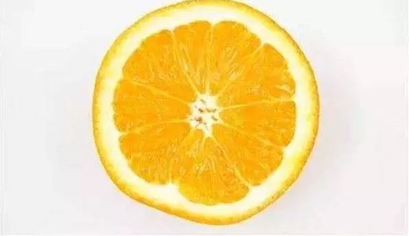 她把【 檸檬加上鹽 】放在廚房地板,沒想到隔天醒來奇跡發生了!太神奇了,不看可惜了!