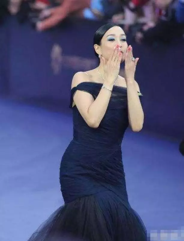鐘麗緹越來越大膽了47歲穿成了27,網友:真替張倫碩擔心