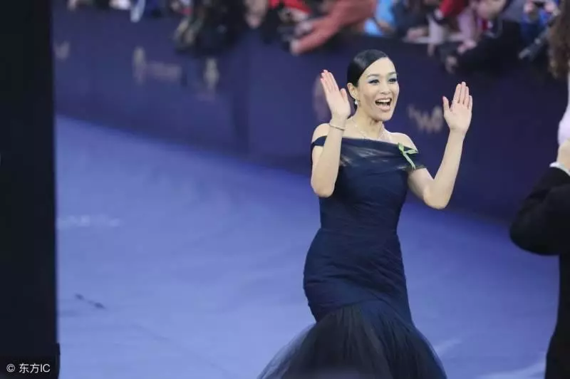 鐘麗緹越來越大膽了47歲穿成了27,網友:真替張倫碩擔心
