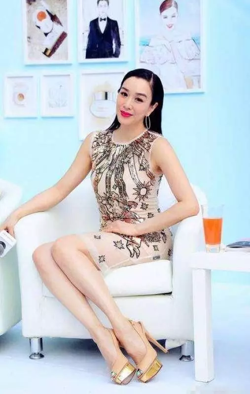 鐘麗緹越來越大膽了47歲穿成了27,網友:真替張倫碩擔心