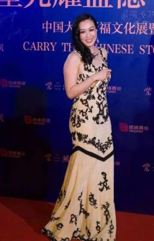 鐘麗緹越來越大膽了47歲穿成了27,網友:真替張倫碩擔心
